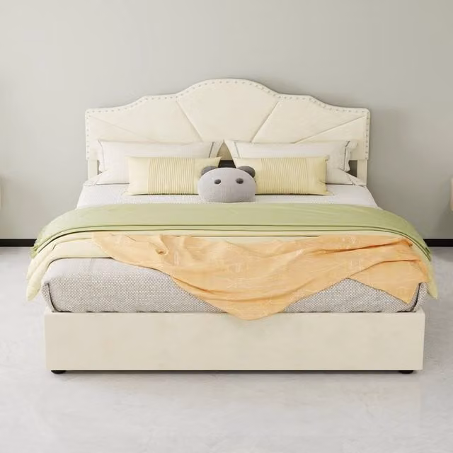 Letto 160 × 200 cm con testiera geometrica e borchie; rivestito in tessuto beige; con rete a doghe; senza materasso