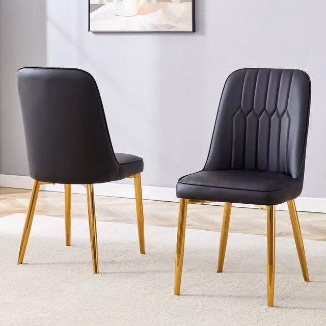 Due sedie da pranzo in similpelle nera: design moderno e minimalista, dotate di seduta e schienale allargati e piedini in metallo antiscivolo, adatte