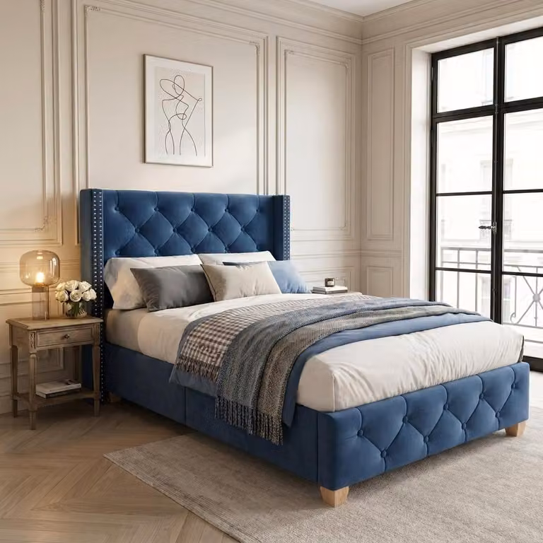 Letto imbottito 90x200 cm con rete a doghe, rivestito in velluto, con testiera decorata con capitonatura a bottoni e borchie, gambe in legno rinforzate, colore blu