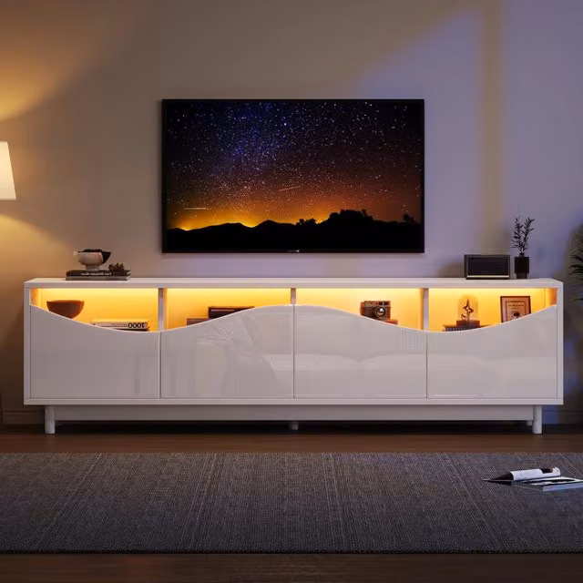 Mobile TV Mivray con ante curve e illuminazione LED Bluetooth, in MDF bianco lucido e vetro temperato, L: 175 cm, P: 38 cm, H: 51 cm