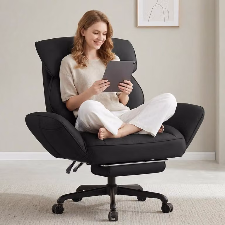 Sedia da ufficio con braccioli regolabili, sedile e schienale imbottiti con molle insacchettate, poggiapiedi e base a cinque razze in metallo. Colore: nero