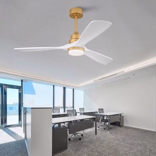 Ventilatore da soffitto reversibile con luce dimmerabile; telecomando e pale in legno massello bianco e oro