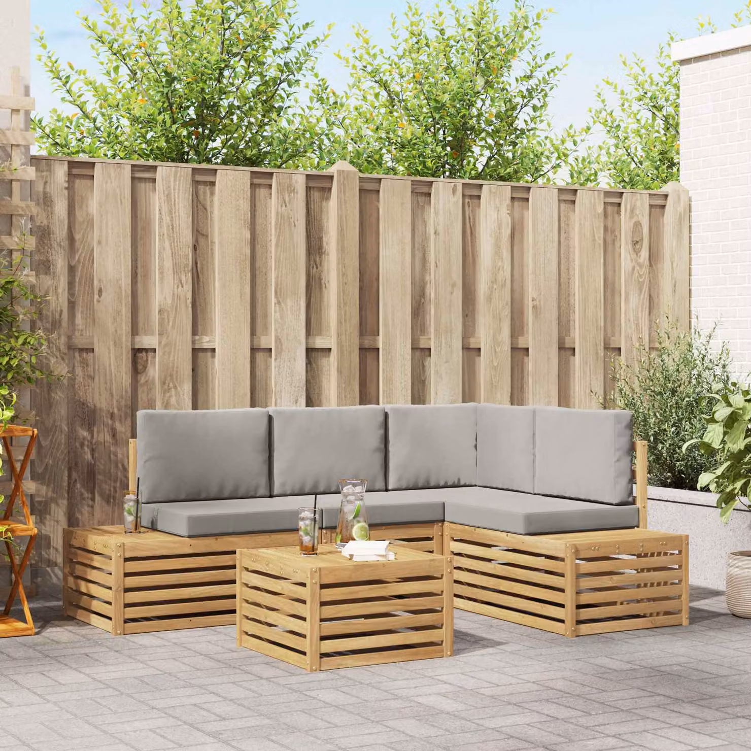 Set di 5 pezzi di mobili da giardino vidaXL in legno di acacia con divani bianchi e tavolino da caffè