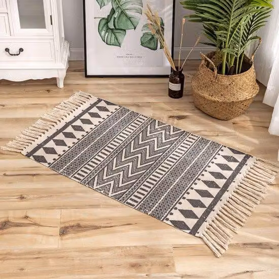 Copridivano in stile boho tinto a mano, 60x90 cm, lavabile, tappeto da ingresso con motivi a spazzole in nero.