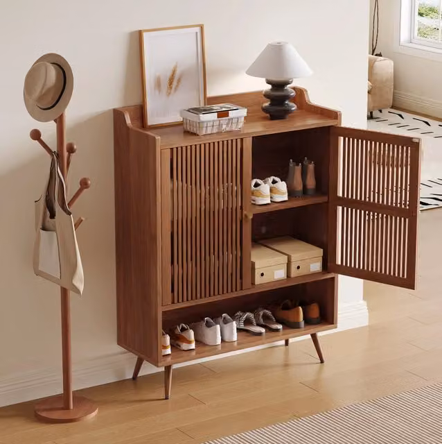 Armadio portascarpe in MDF e legno con ante scanalate, vano aperto, maniglie in alluminio e piedi inclinati in ferro, 80x35x105 cm, colore naturale