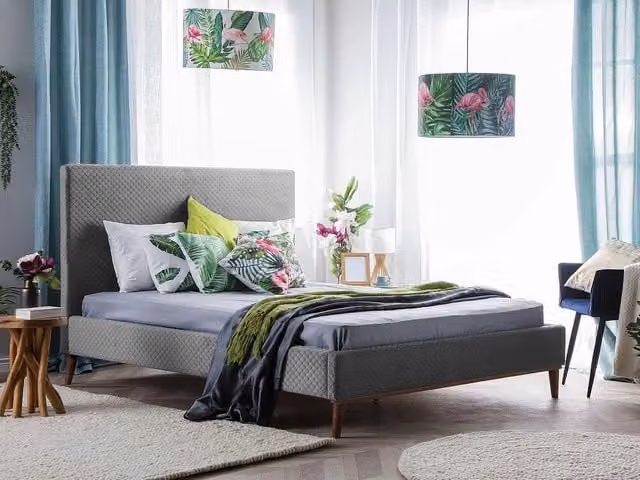 Letto matrimoniale Beliani imbottito in tessuto grigio con struttura in legno e decoro geometrico L/P/H: 140 x 200 cm – 1