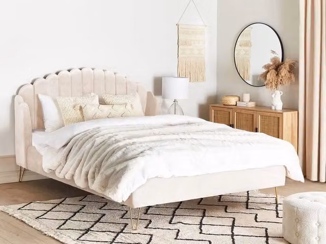 Letto Beliani in velluto beige con testata capitonné e rete a doghe in legno L/P: 180 x 200 cm