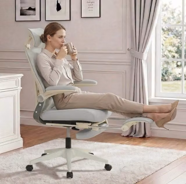 Sedia da ufficio pieghevole grigia ergonomica con poggiatesta e poggiapiedi