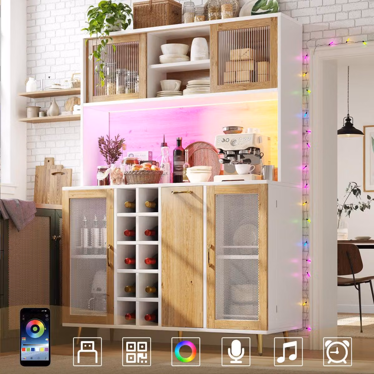 Moderno mobile buffet 120x40x170 cm con illuminazione a LED, scaffale per vini e presa di corrente. Mobile da cucina multifunzionale a 5 ante, bianco con effetto legno.