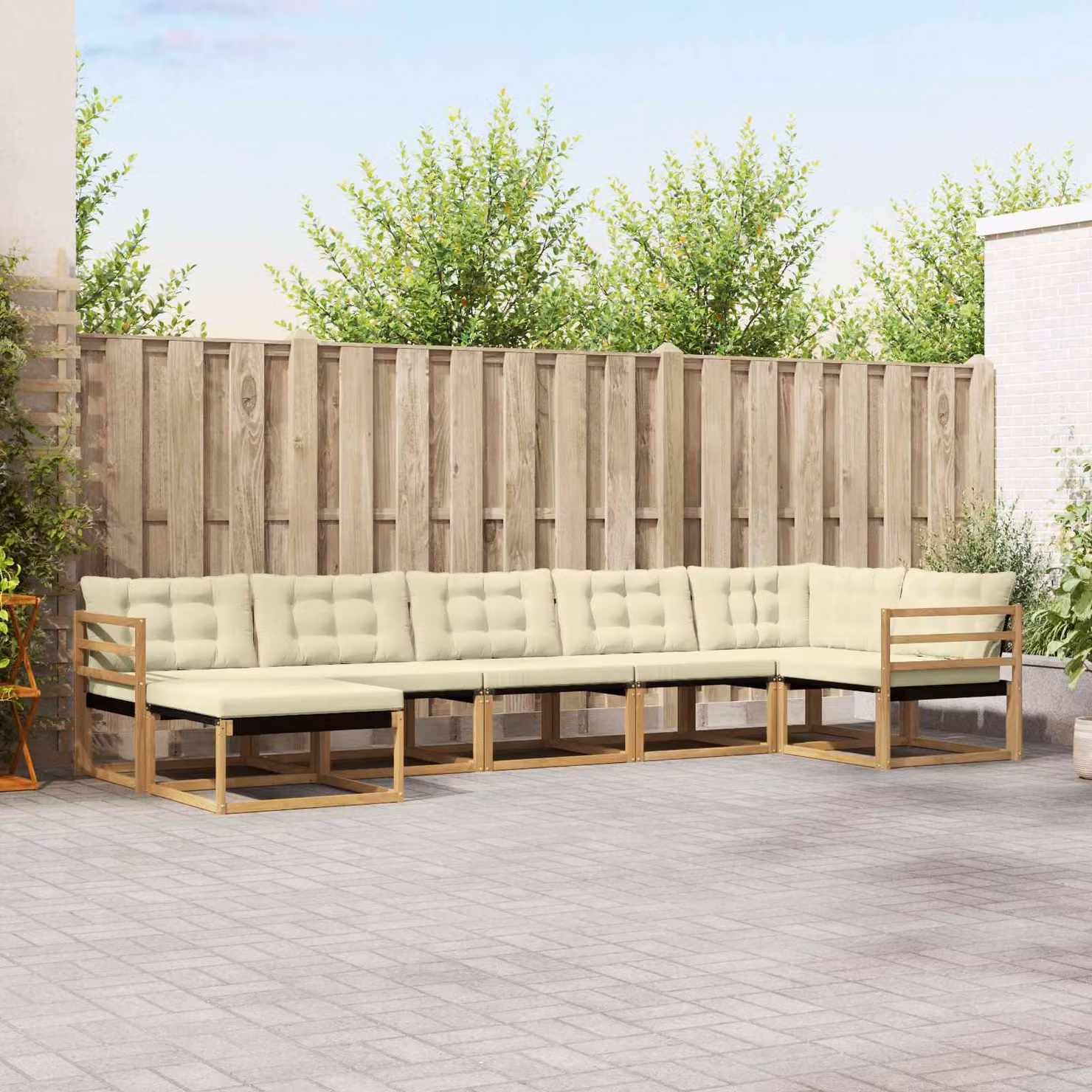 Set di divani da esterno vidaXL a forma di L composto da 7 pezzi in legno di acacia con cuscini bianchi e beige resistenti ai raggi UV e con rivestimenti rimovibili