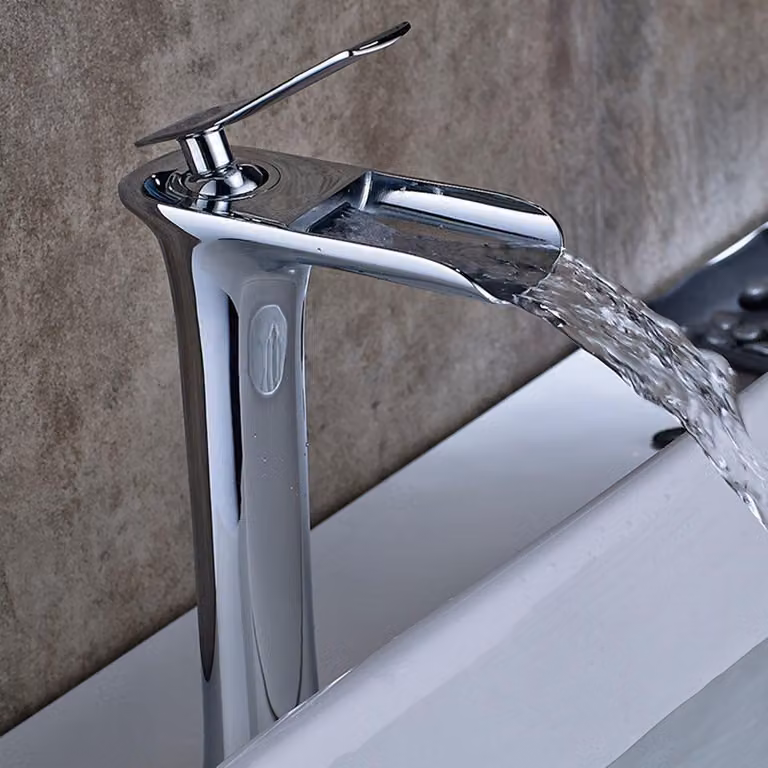 Rubinetto per lavabo a cascata, finitura cromata, montaggio su piano, con un foro