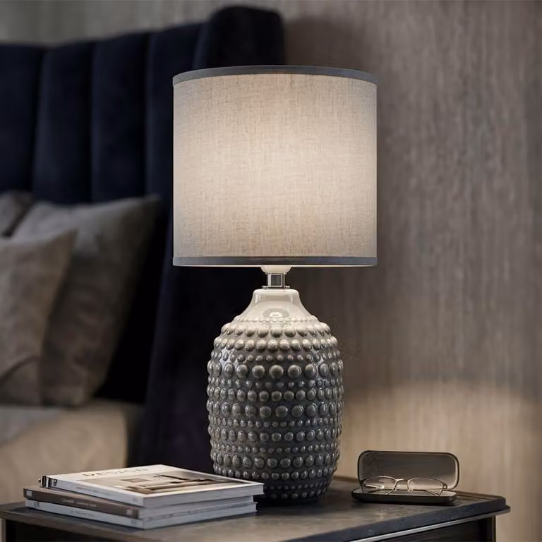 Lampada da tavolo in Vetroceramica con rilievo a punti, paralume in tessuto, dimensioni 15x30,5 cm, colore grigio, design Mauro Ferretti