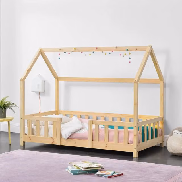 Letto per cameretta Sisimiut a forma di casetta en.casa in legno di pino naturale L 140 cm x P 70 cm