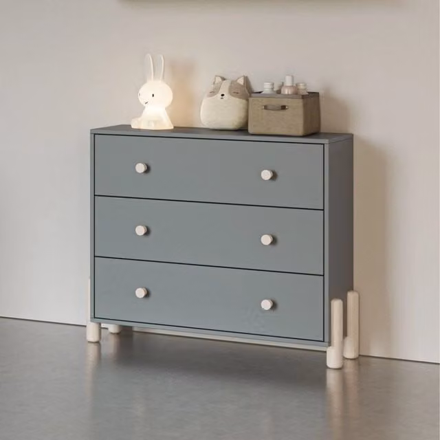 Cassettiera Enola in legno massiccio con 3 cassetti verde cachi e gambe in pino naturale 90x40x80H