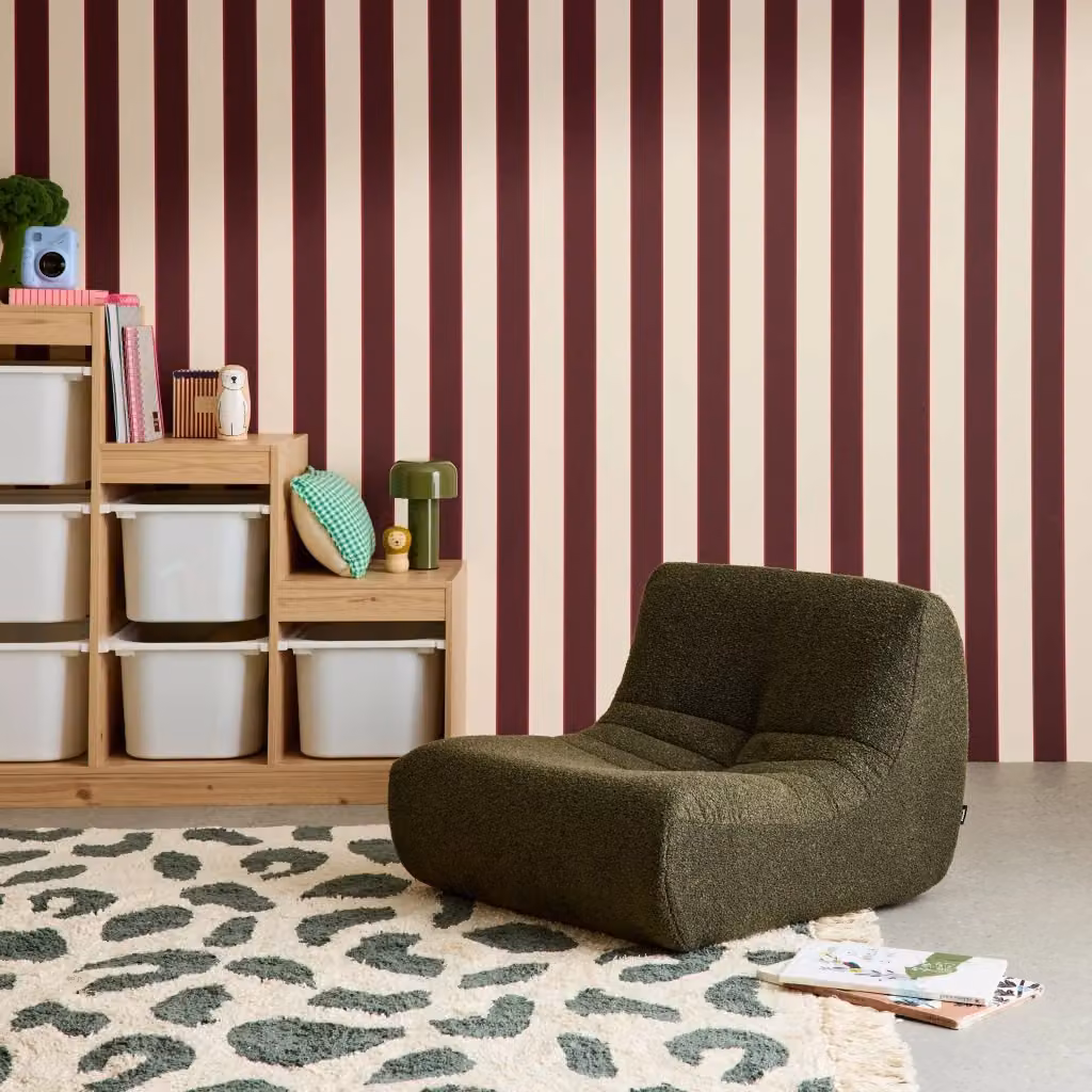 Poltroncina moderna per bambini Sweeek in tessuto bouclé, verde e beige – 2