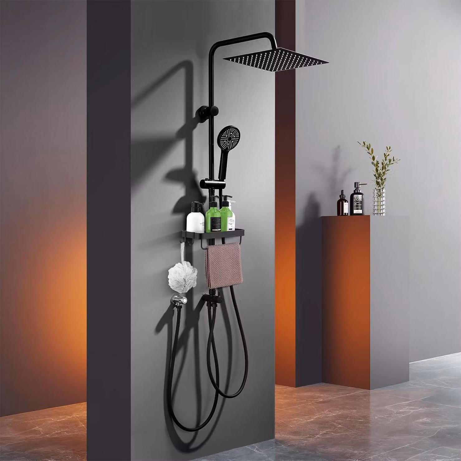 Sistema doccia nero con soffione angolare di 30x30 cm e doccetta manuale a 5 funzioni