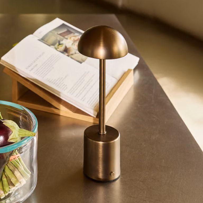 Hübsch Lampada LED da tavolo a batteria Taten, ottone brunito, altezza 30 cm dimmerabile, Bronzo / Ottone antico, Metallo, Moderno