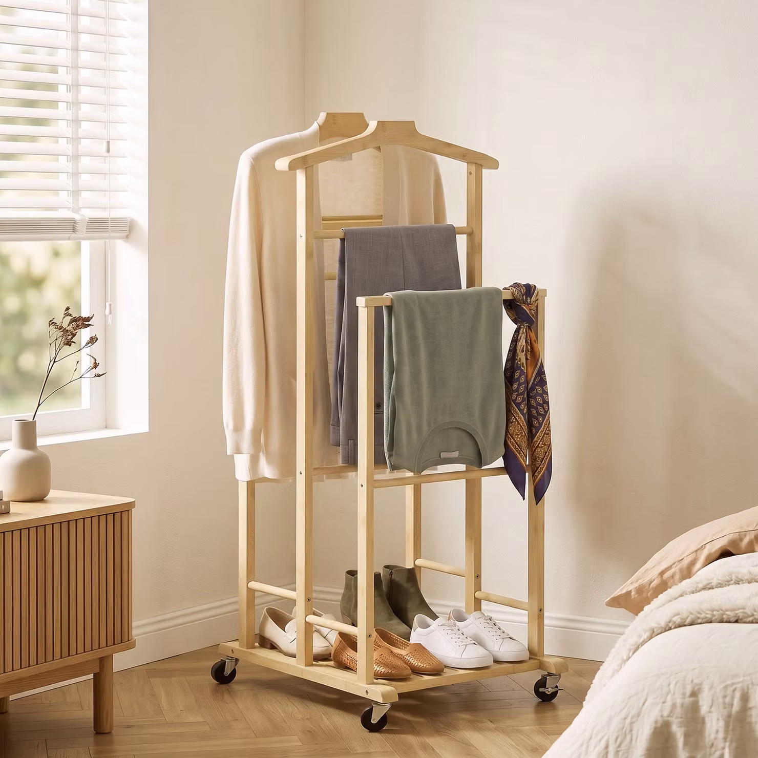 Appendiabiti da terra HOMCOM in bambù con ruote, barre e ripiano, colore rovere/beige – 2
