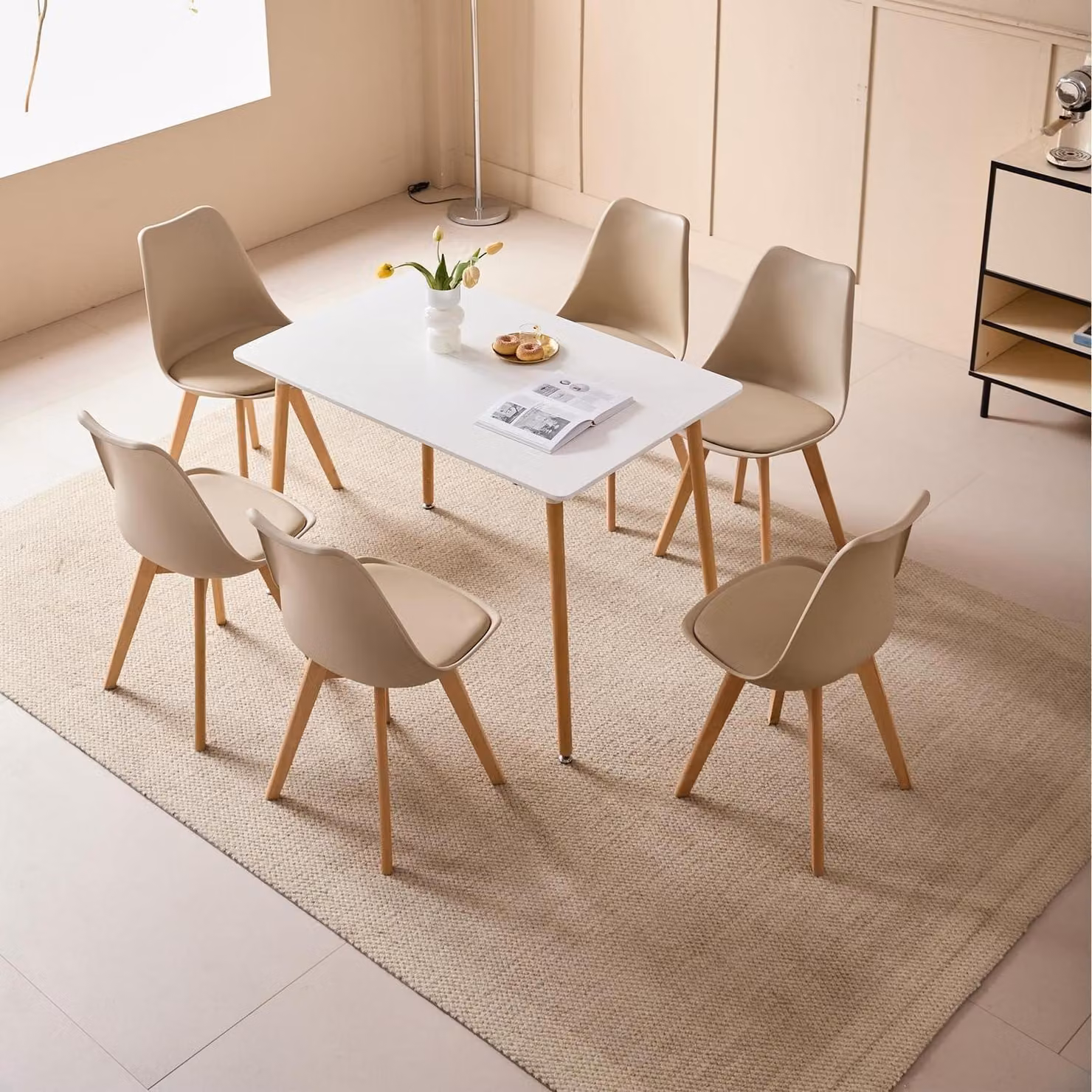 Set per sala da pranzo: 1 tavolo, 6 sedie.
Tavolo rettangolare per sala da pranzo: 110x70x75 cm.
Materiale: legno.
Sedie: colore kaki, gambe in metallo, rivestimento in PU