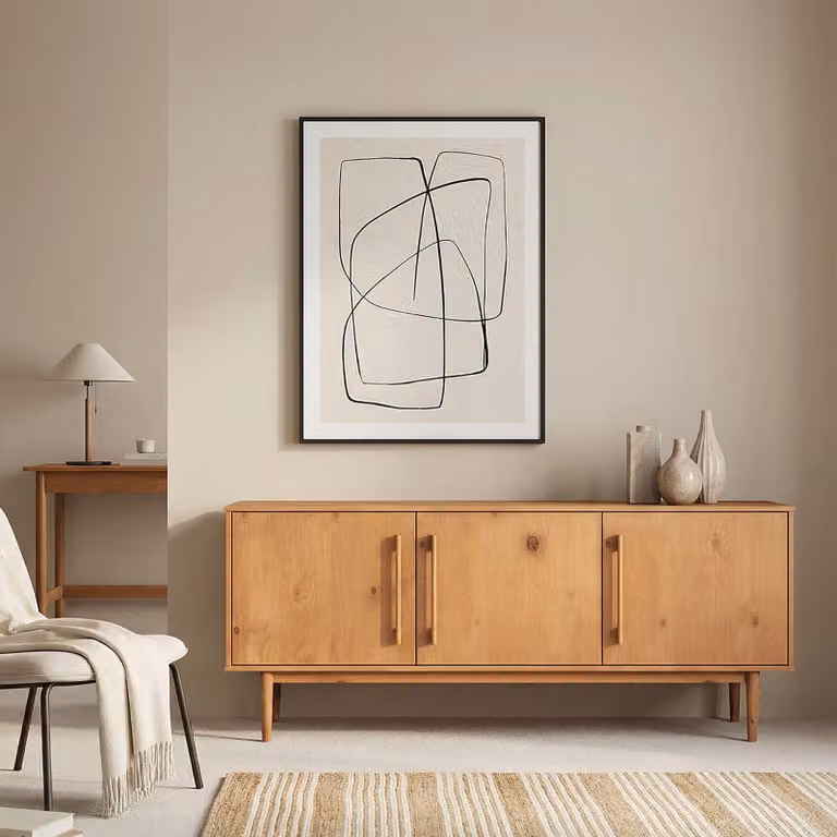 Credenza TECCA a 3 ante in legno massiccio, color rovere - mobile da soggiorno in stile metà secolo con ripiani regolabili e piedi alti