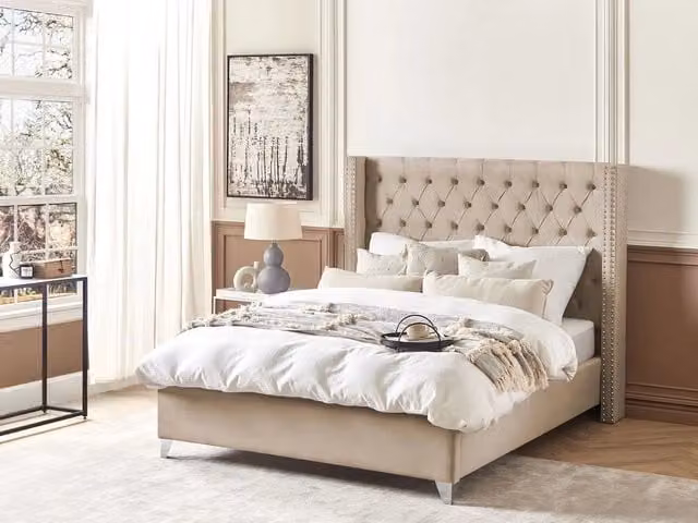 Letto matrimoniale Beliani in velluto beige imbottito e trapuntato con stile glamour L/P/H: 140 x 200 x 152 cm