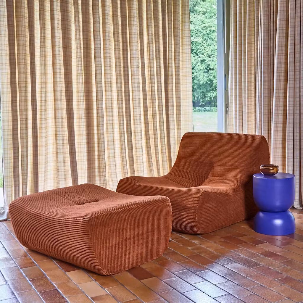 Poltrona moderna Sweeek in velluto a coste con poggiapiedi coordinato disponibile in beige o arancione – 2