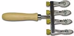 Taglia pasta regolabile con 4 lame dentate da 120 mm Elettro Center colore silver con dettagli in legno
