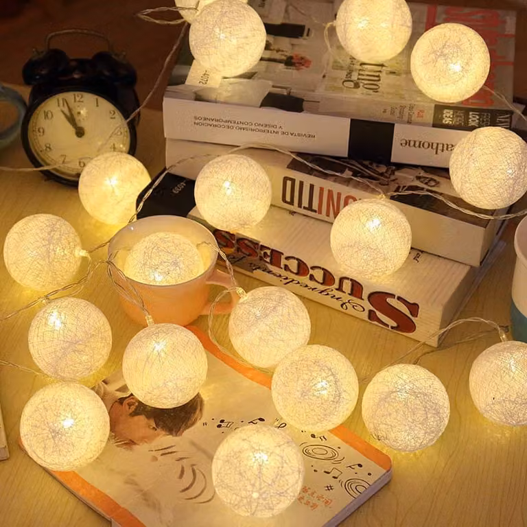 Catena luminosa con 20 palline di cotone, luce bianco caldo, lunghezza 3,3 metri, alimentata a batteria