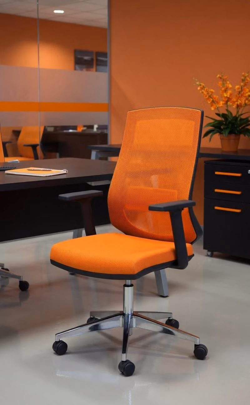 Comoda sedia da ufficio color arancione, con schienale ergonomico e braccioli