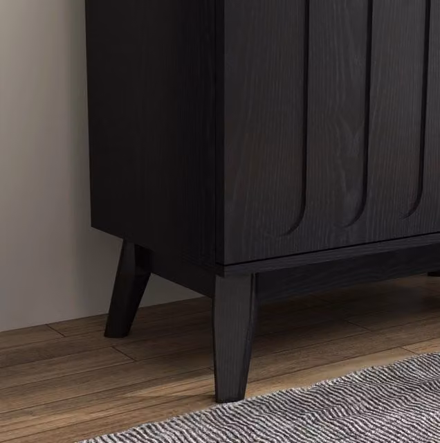 Buffet in stile Mid-Century con ante scanalate, ripiani regolabili e gambe in legno massiccio