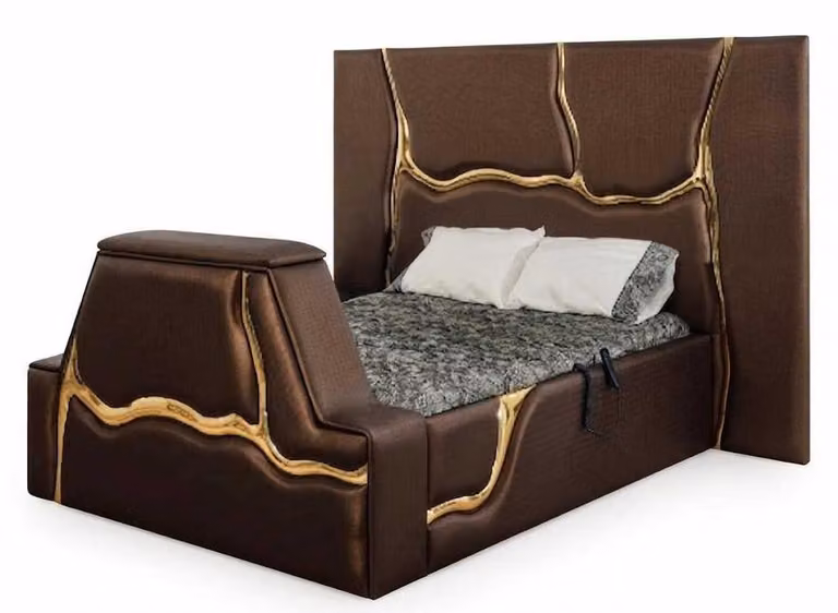 Letto matrimoniale moderno in ecopelle marrone, con dettagli dorati e testiera imbottita