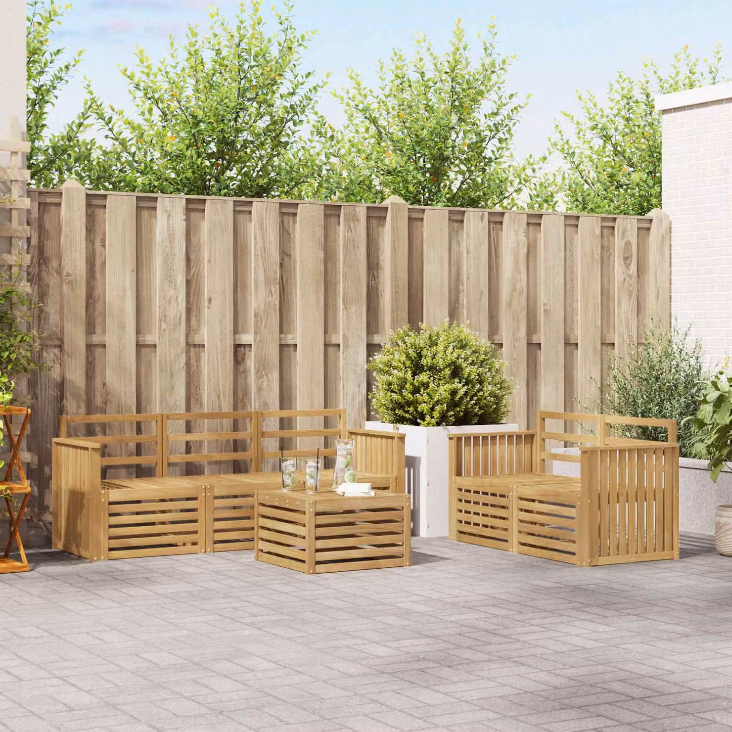 vidaXL Set di divani da esterno a forma di U composto da 6 pezzi in legno di acacia massello con cuscini bianchi e tavolino da caffè per giardino, balcone o terrazza