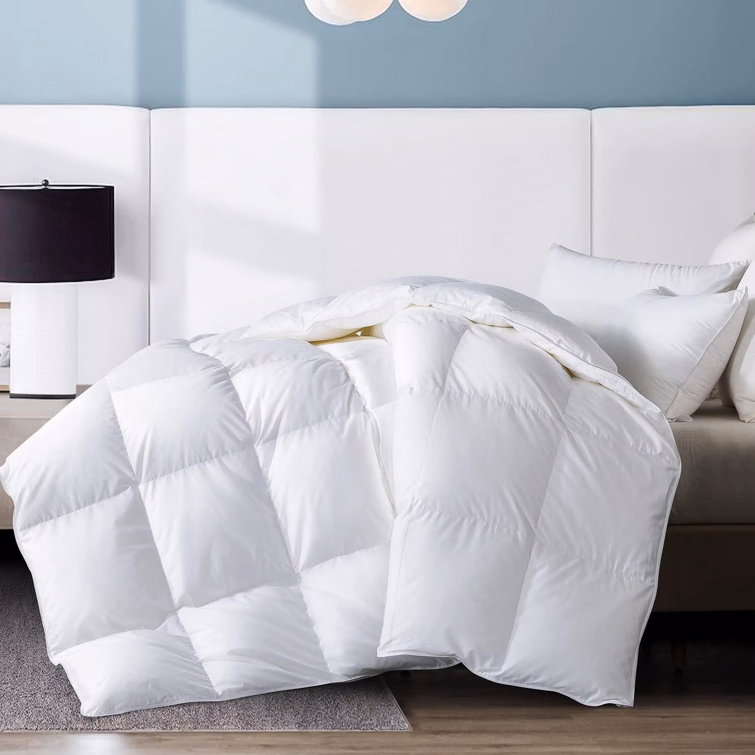 Piumino matrimoniale King Size 250x228 cm, bianco, composto per il 90% da piume e per il 10% da imbottitura in piumino, leggero
