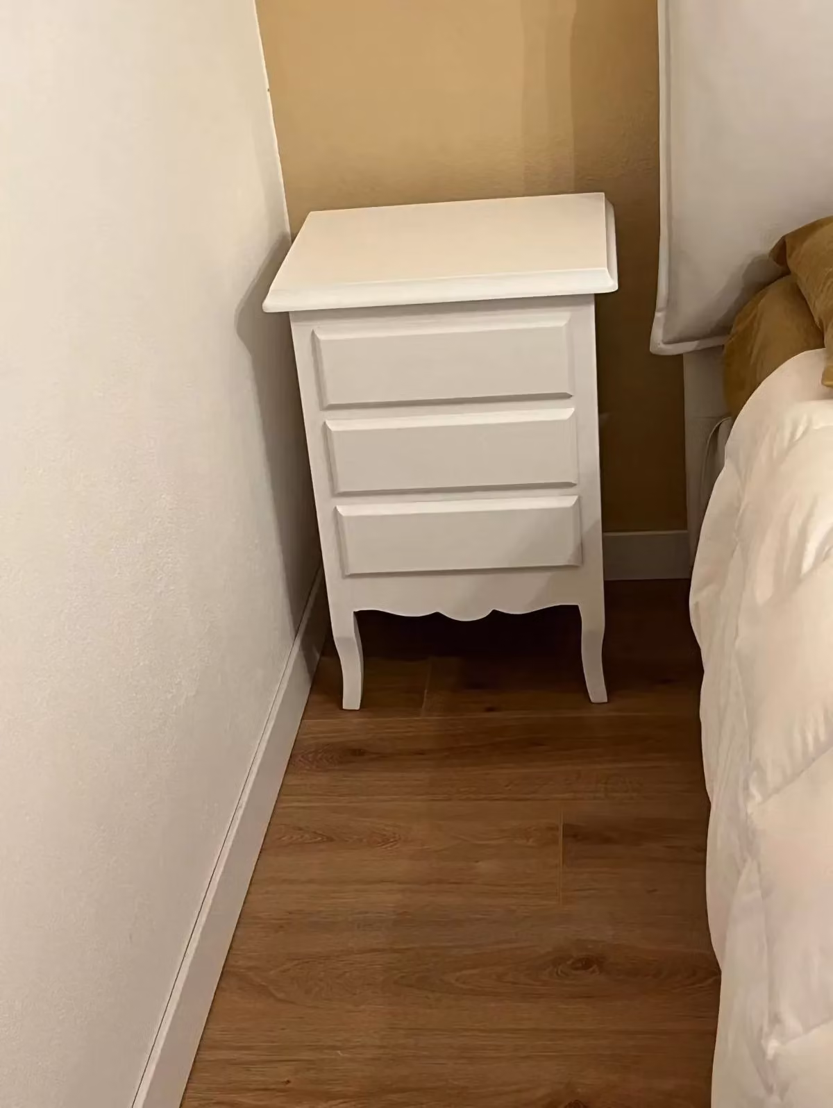 Comodino con 3 cassetti Mobili 2G laccato bianco opaco L: 43 cm, P: 32 cm, H: 64 cm – 3