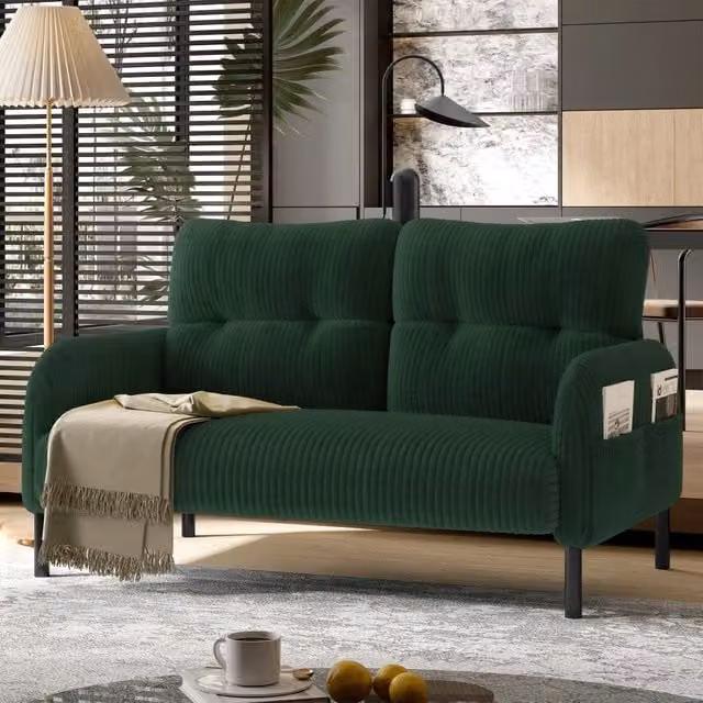 Divano 2 posti OKWISH in velluto a coste verde smeraldo con schienale curvo, tasca laterale e gambe in metallo, L: 120 cm, P: 75 cm, H: 79 cm