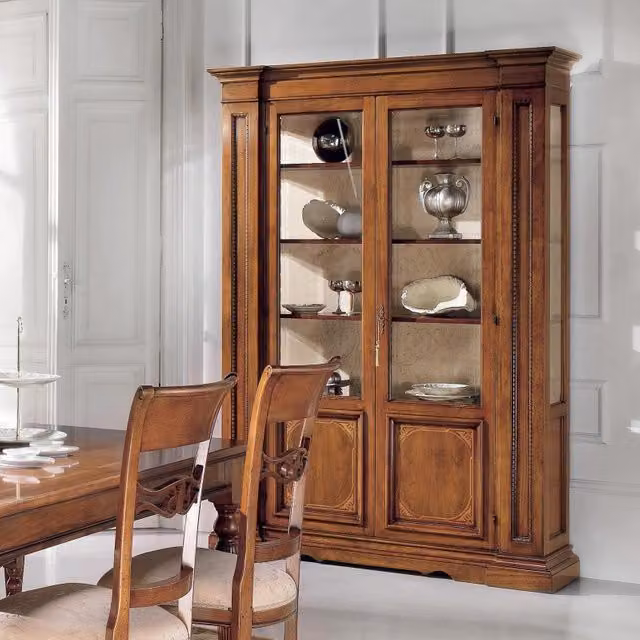 Vetrina classica con 2 ante in vetro e intarsio in legno Mobili 2G L/P/H: 160 x 43 x 205 cm