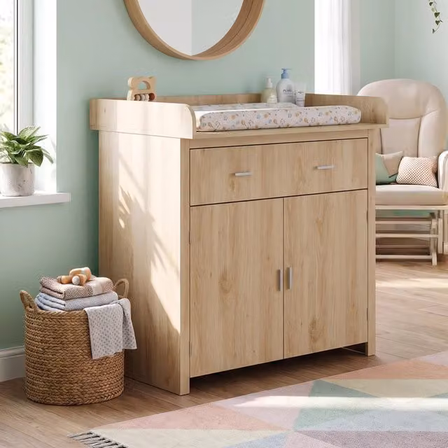 Comò Starler con piano fasciatoio rimovibile en.casa, colore marrone e beige, L: 104 cm, P: 96 cm, H: 77 cm – 1