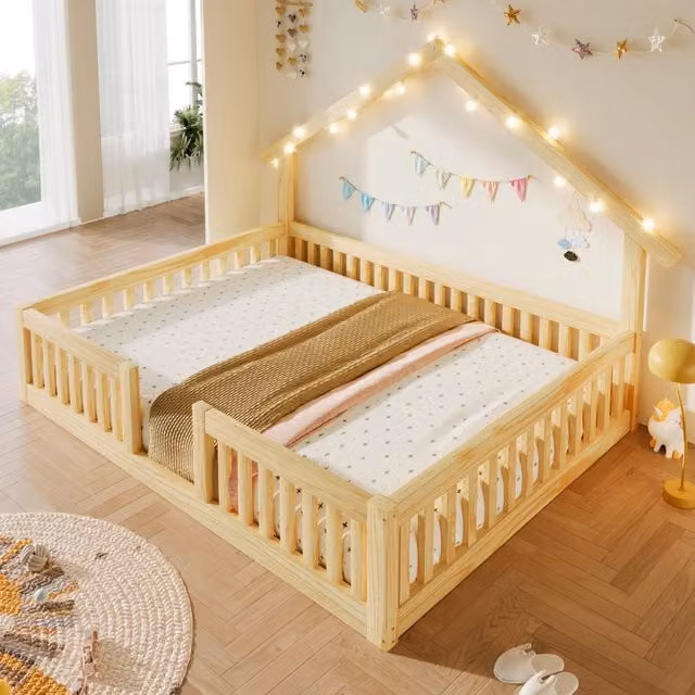 Letto a casetta 140 × 200 cm a pavimento con barriera anticaduta e luci LED in MDF e legno colore naturale
