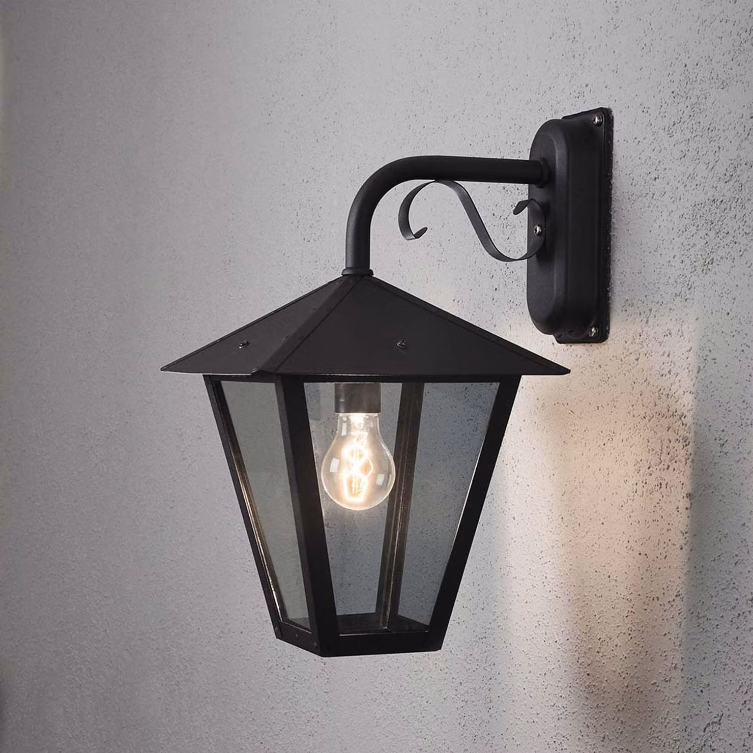 Lampada da parete Konstsmide Benu in alluminio laccato nero con vetro acrilico fumé
