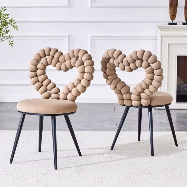 Sedia da pranzo Zephmum in velluto beige con schienale triangolare e gambe in metallo nero