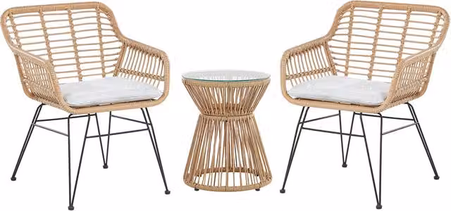 Set da esterno Beliani composto da tavolo quadrato con piano in vetro e 2 sedie in finto rattan marrone con gambe in acciaio nero e cuscini grigi