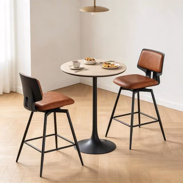 Set da 2 pezzi di sgabelli bar girevoli REDOM con schienale in ecopelle marrone e struttura in metallo, L/P/H: 45,5 x 45,5 x 89 cm
