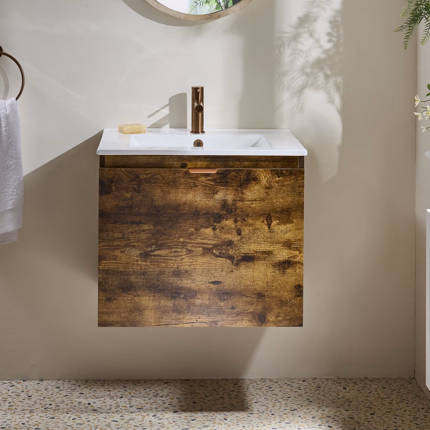 Mobile Bagno Rovere Scuro Sospeso da 600mm con Lavabo e Maniglia con Impugnatura a Dito in Rame Satinato - Cluo