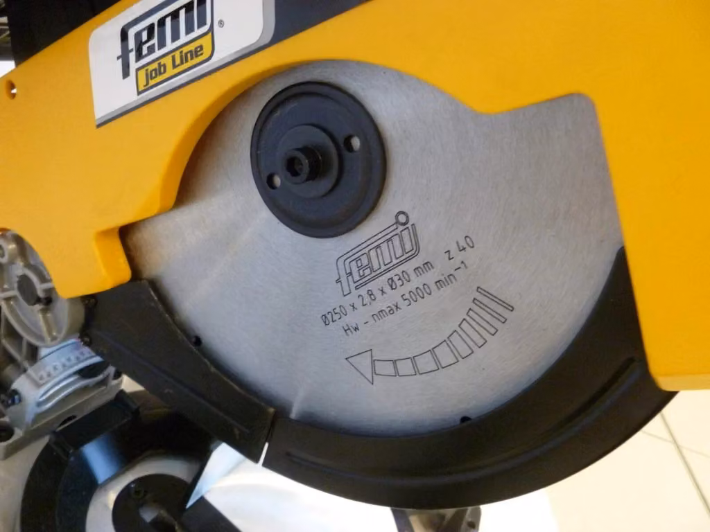 Troncatrice per legno Femi TR078 con pianetto superiore in alluminio giallo, 1800 W, Ø 250 mm – 2