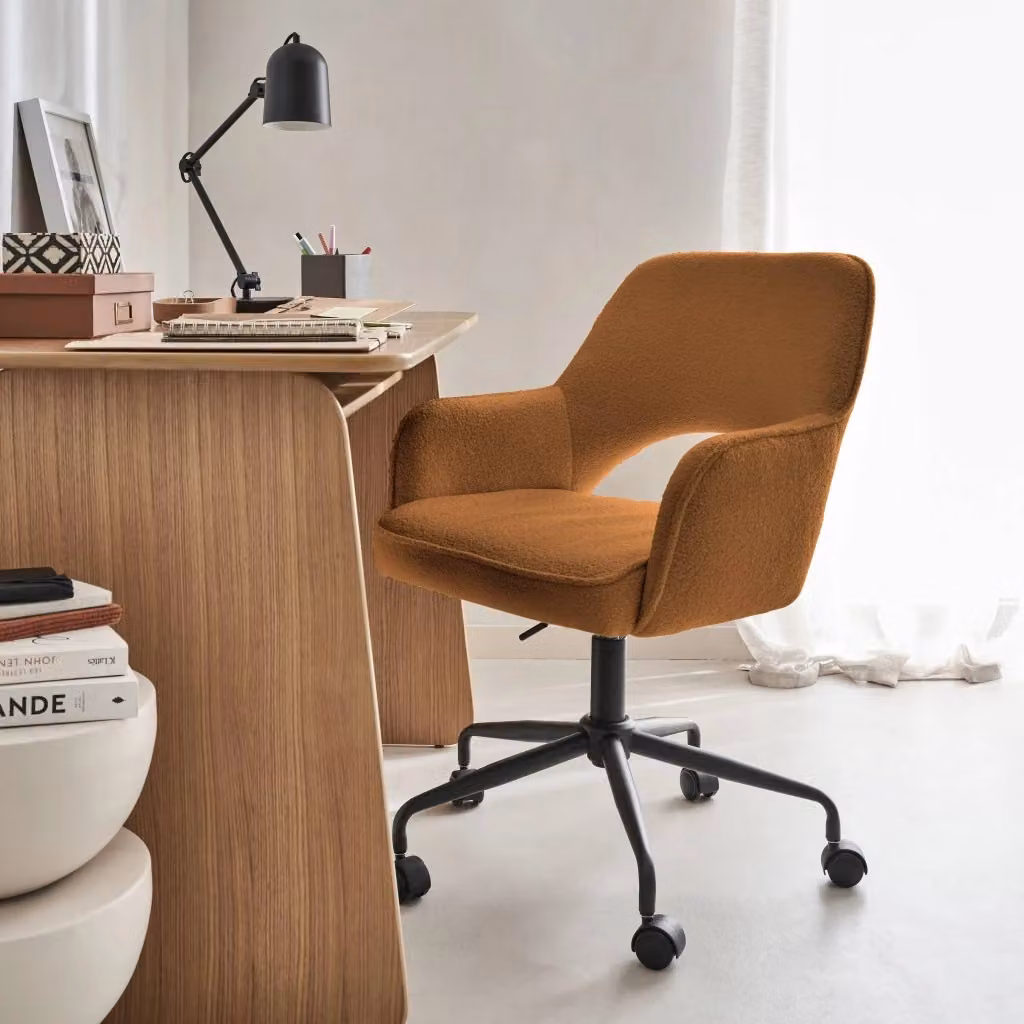 Sedia da ufficio Sweeek in tessuto bouclé giallo con braccioli e rotelle, design minimalista – 2