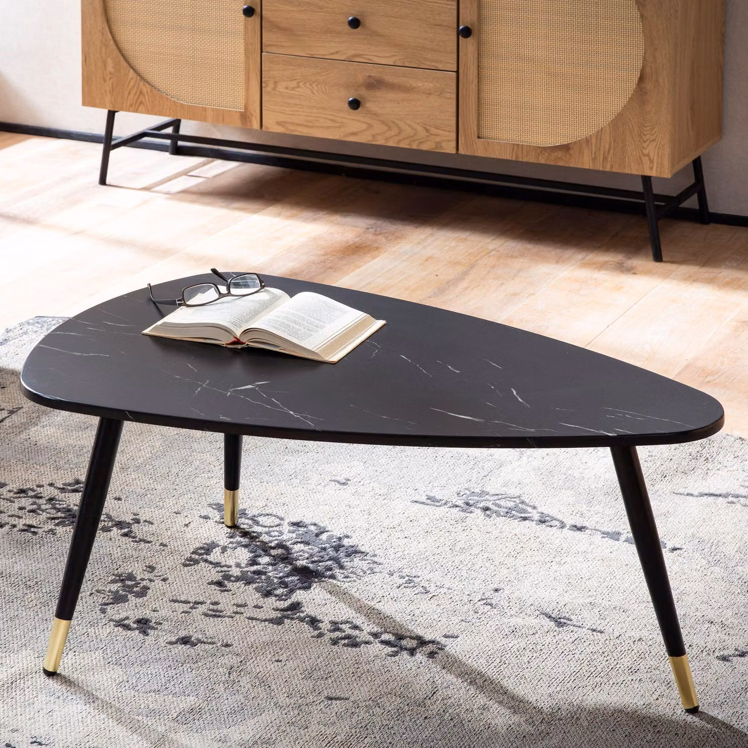 Tavolino FineBuy, 90x60x41 cm, aspetto marmo nero, struttura in metallo a tre gambe, ideale per il soggiorno. Tavolino triangolare, perfetto come tavolino da divano