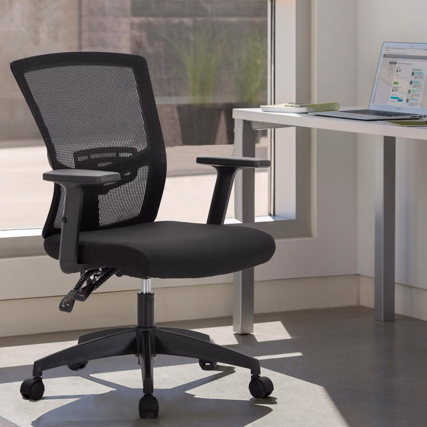 Sedia da ufficio ergonomica con schienale di dimensioni medie, sedia da computer con braccioli regolabili e supporto lombare