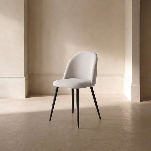 Set di 4 sedie imbottite Banak color beige con gambe in metallo nero