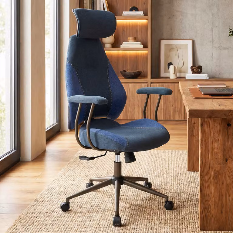 Sedia da ufficio ergonomica Costway in tessuto lino blu con poggiatesta 2D, schienale oscillante e ruote girevoli
