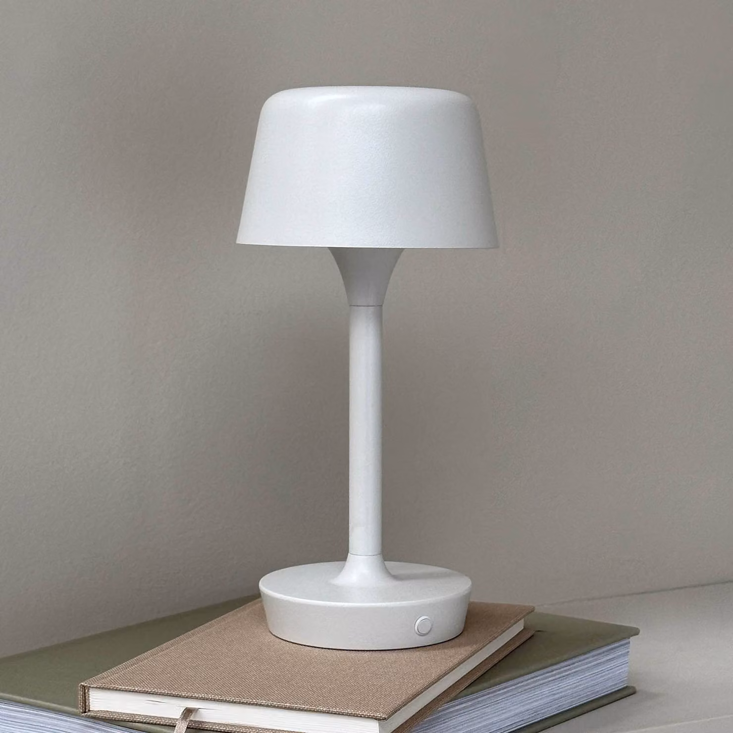 Dyberg Larsen Lampada da tavolo a LED Flow, dimmerabile, Crema / Ambra, Soggiorno / Sala da pranzo, Metallo, Scandinavo, Lampada da tavolo LED